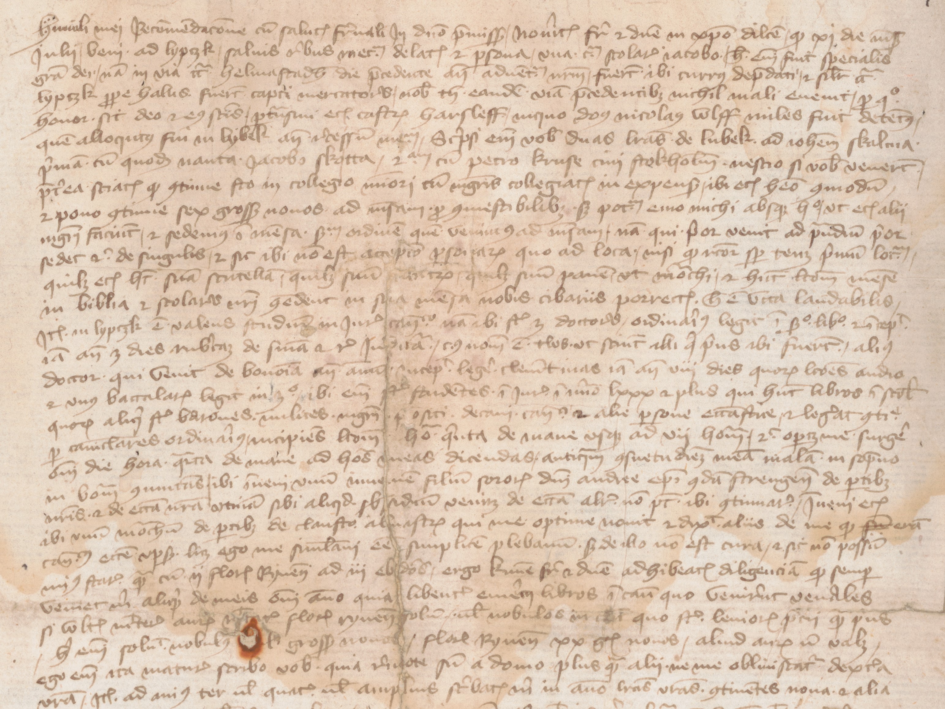 Handskrivet brev från 1424. Texten är liten och snirklig. Raderna är många.